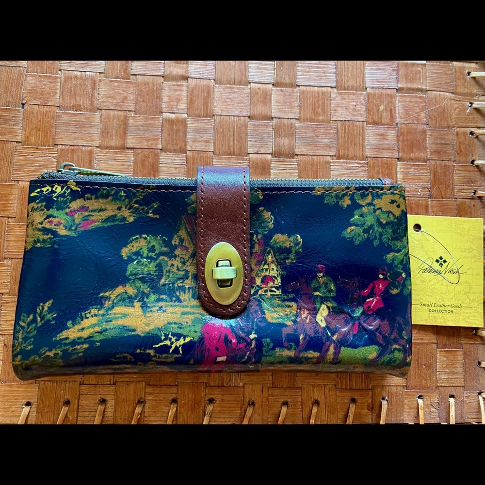 Brand New Annesley Wristlet in the Kent Countryside Pattern